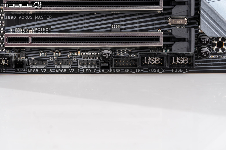 Gigabyte Z890 AORUS MASTER 主機板開箱 以海量周邊連接與 AI 超頻輔助功能打造全方位平台
