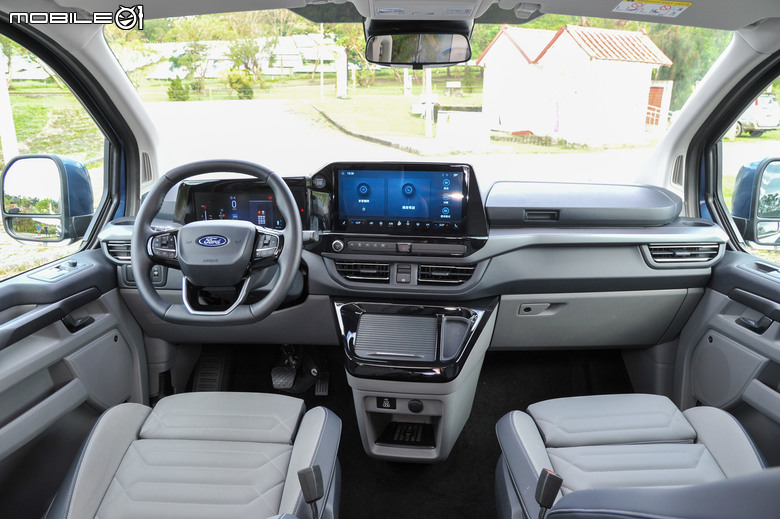 Ford Tourneo Custom 福特旅行家 Bus Titanium 8座試駕｜豐富的座椅機能、超大空間就是好用！