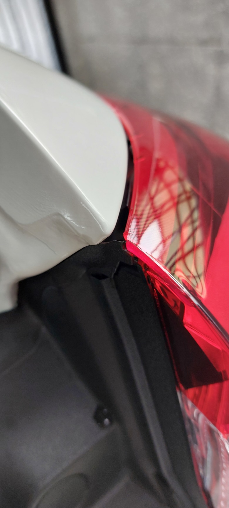 NEW KUGA MK3.5 請問有人遇到後面左右方向燈殼縫隙過大的問題嗎?