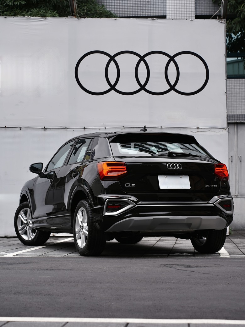 Audi Q2 35 TFSI advanced｜金屬神迷黑 Mythos Black 0E｜交車照分享