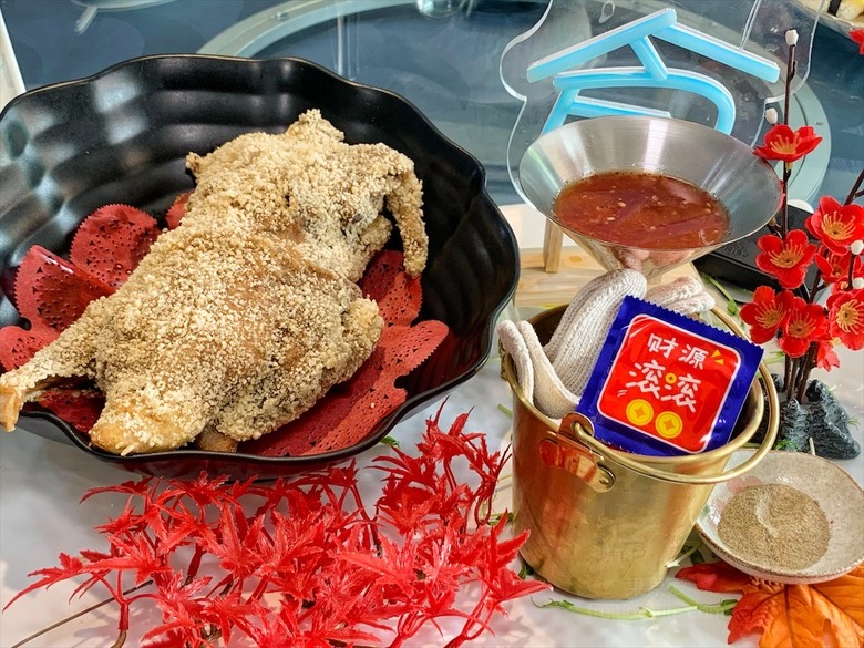 點我看大圖 是水產店也是海產店,餐廳以預約制訂餐,沒有固定菜單,餐點色香味俱全,絕不能錯過先滷後炸的香酥鴨