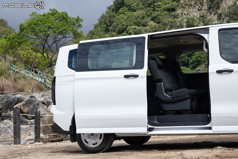 Ford Tourneo Custom 福特旅行家 Kombi Trend 六座試駕|同級少見對開尾門,載人載貨兩相宜!