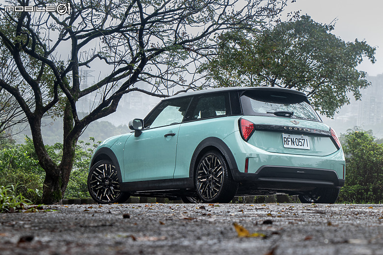 MINI Cooper S 大改款試駕|處處看得見改變,開起來一樣好玩!