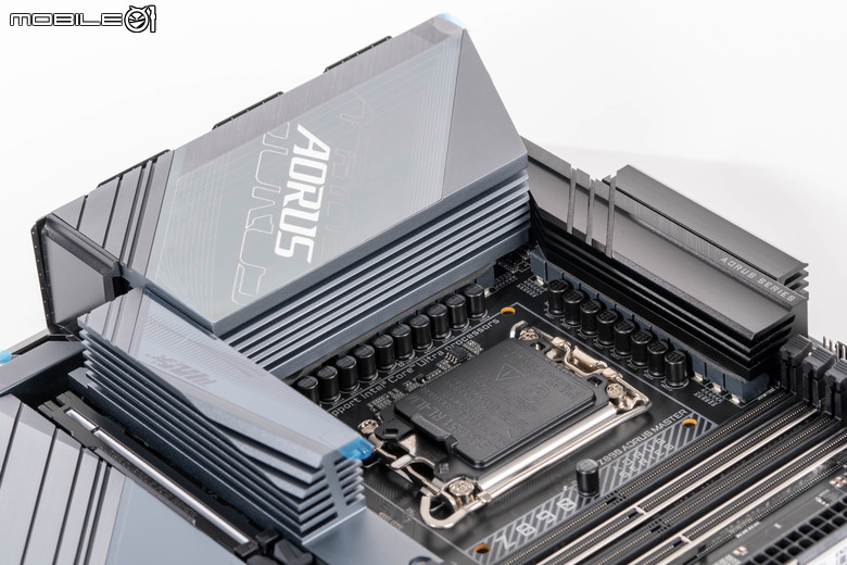 Gigabyte Z890 AORUS MASTER 主機板開箱 以海量周邊連接與 AI 超頻輔助功能打造全方位平台