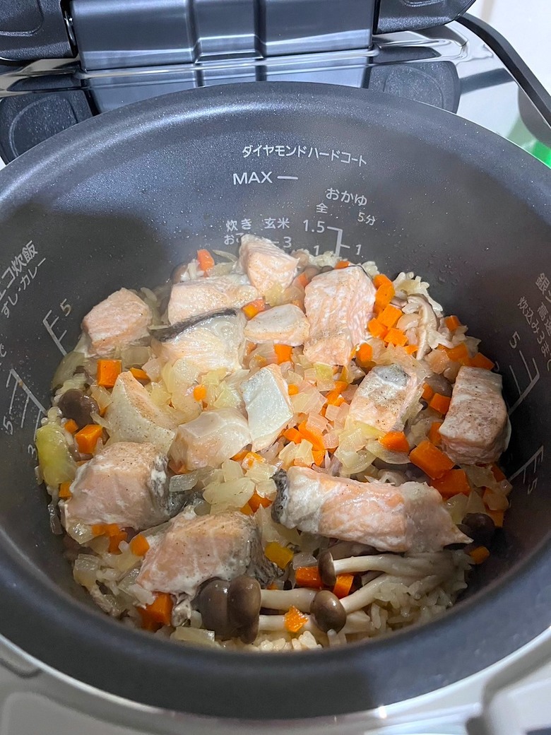 我成功做出日式鮭魚炊飯了!