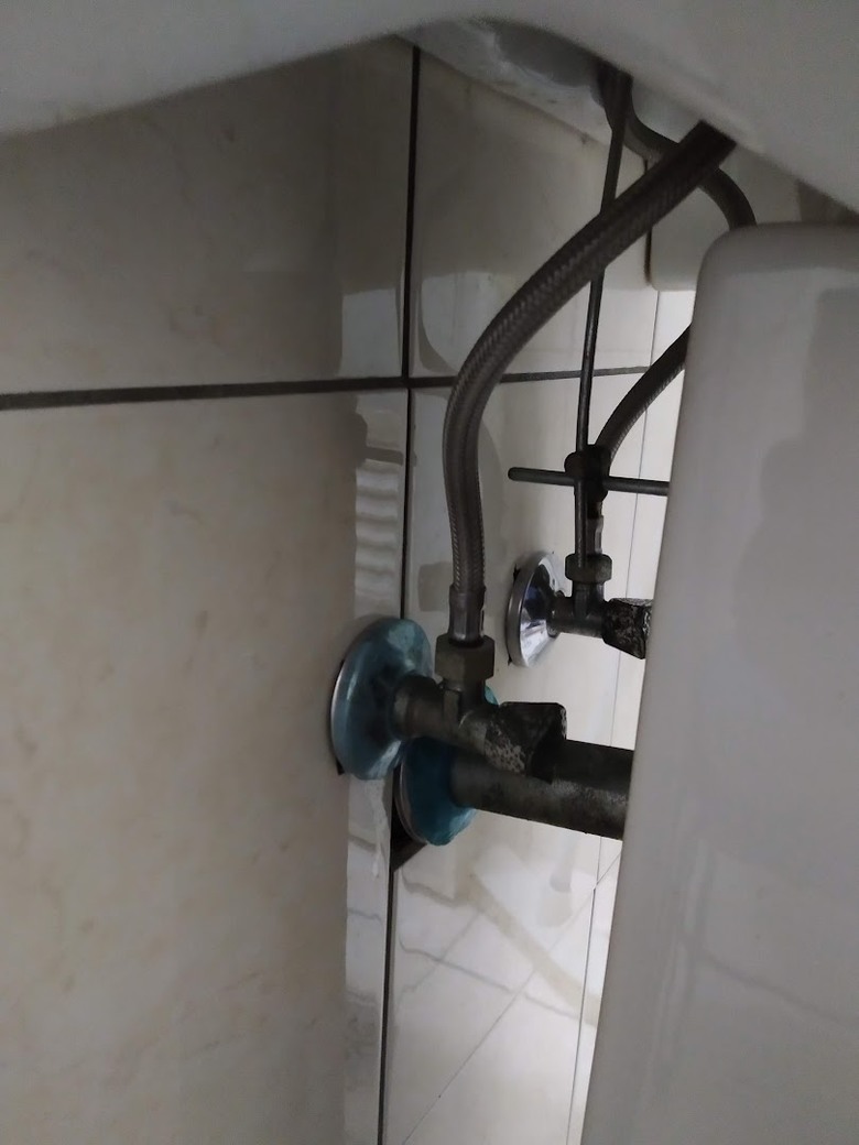 想幫長輩在廁所裝個馬桶噴槍(洗PP), 看到管線SIZE楞住了...