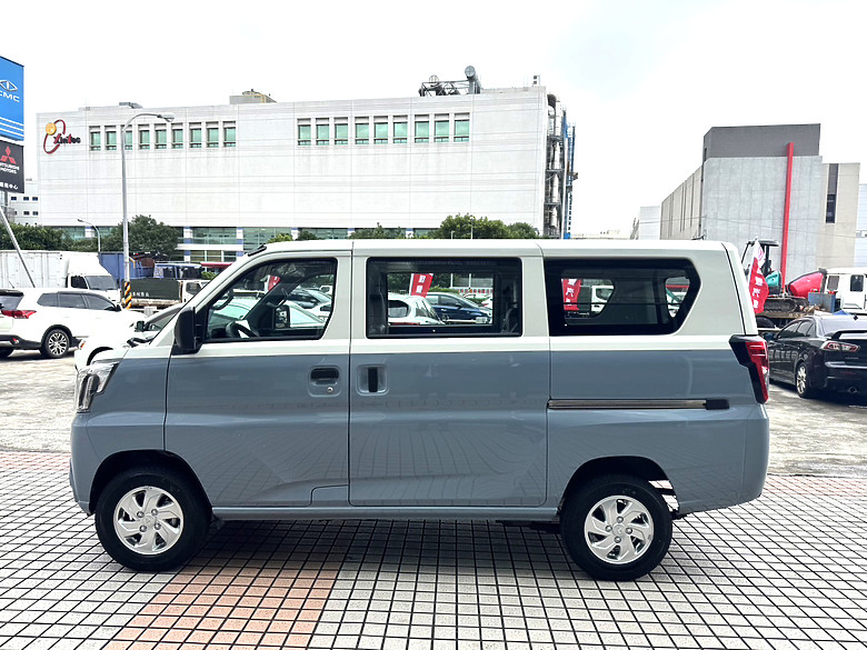 點我看大圖 new J-Space & TownAce VAN廂車內裝看法