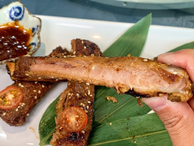 點我看大圖 是水產店也是海產店,餐廳以預約制訂餐,沒有固定菜單,餐點色香味俱全,絕不能錯過先滷後炸的香酥鴨