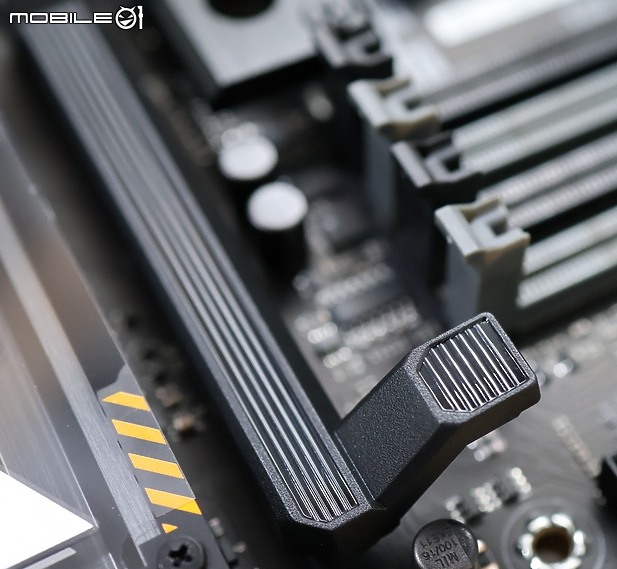 點我看大圖 軍規 TUF 雙 U4 導入 TUF GAMING X870-PLUS WIFI 開箱