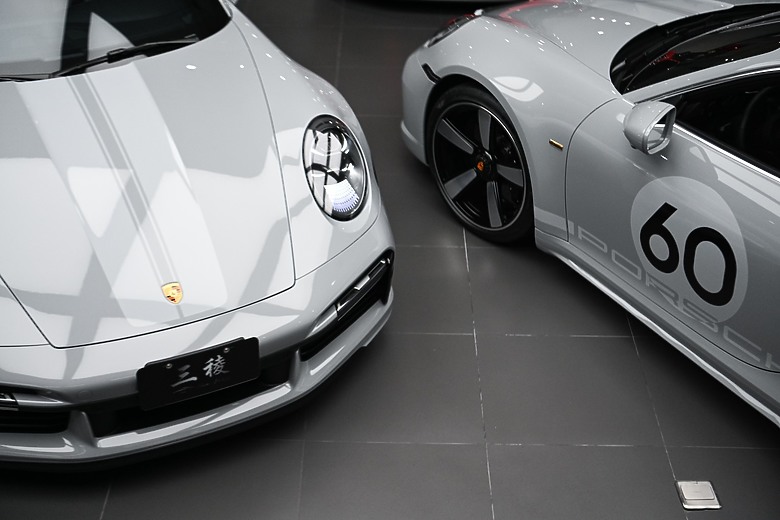 點我看大圖 在台灣,兩台相同選色相同內裝的911 Sport Classic同框機率是多少?