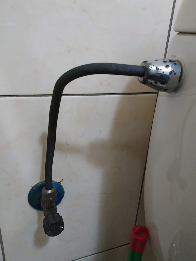 想幫長輩在廁所裝個馬桶噴槍(洗PP), 看到管線SIZE楞住了...