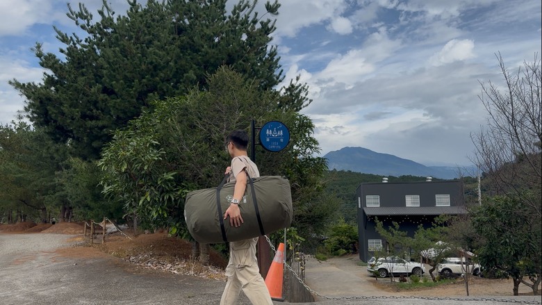 網美露營區 悠閒放鬆的落雨松山景