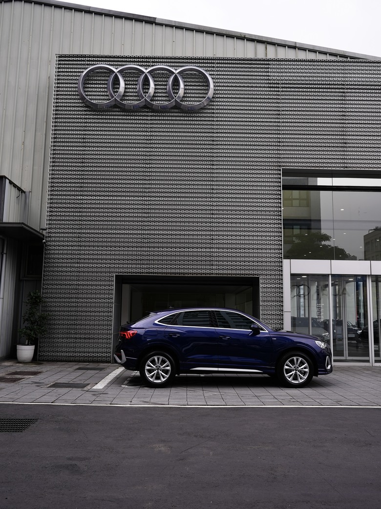 Audi Q3 Sportback 35 TFSI S line｜金屬星際藍 Navarra Blue 2D｜交車照片分享