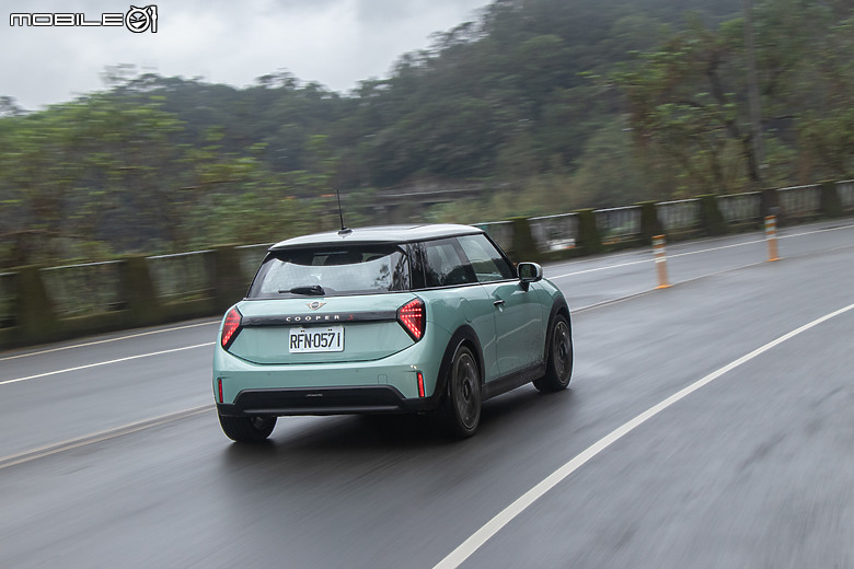 MINI Cooper S 大改款試駕|處處看得見改變,開起來一樣好玩!