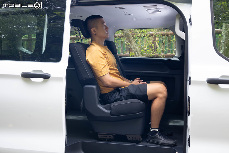 Ford Tourneo Custom 福特旅行家 Kombi Trend 六座試駕｜同級少見對開尾門，載人載貨兩相宜！