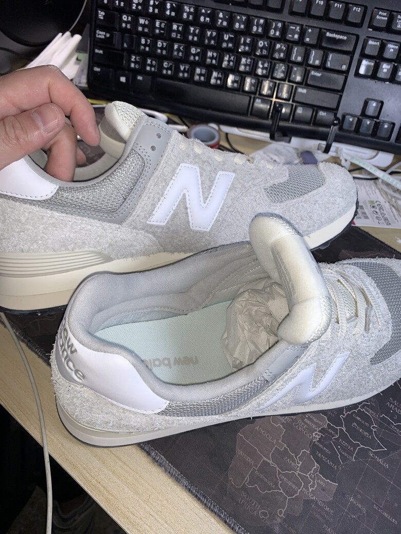 New Balance 灰 U574RBL-D 這樣類似起毛球正常嗎