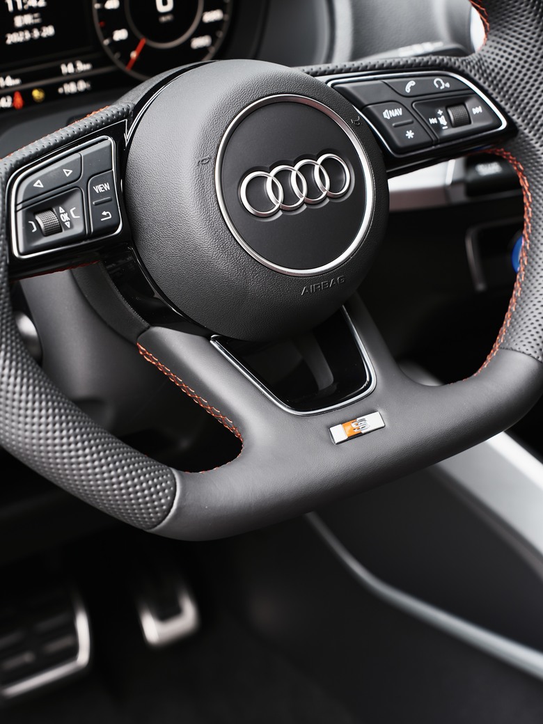 Audi Q2 35 TFSI advanced｜金屬神迷黑 Mythos Black 0E｜交車照分享
