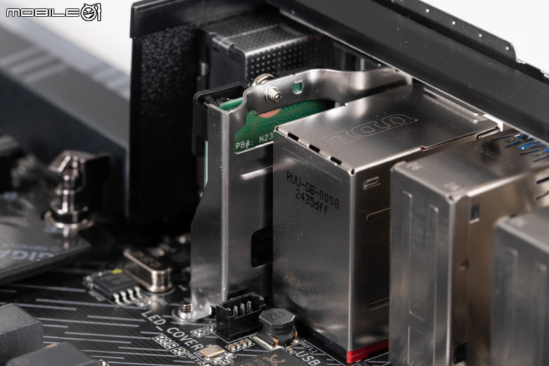 Gigabyte Z890 AORUS MASTER 主機板開箱 以海量周邊連接與 AI 超頻輔助功能打造全方位平台