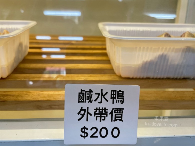 點我看大圖 是水產店也是海產店,餐廳以預約制訂餐,沒有固定菜單,餐點色香味俱全,絕不能錯過先滷後炸的香酥鴨