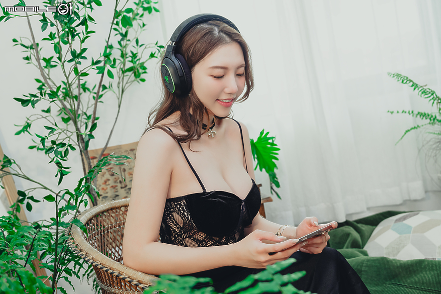 點我看大圖 Razer BARRACUDA X CHROMA Black Edition|炫彩自由切換音樂與遊戲聆聽情境