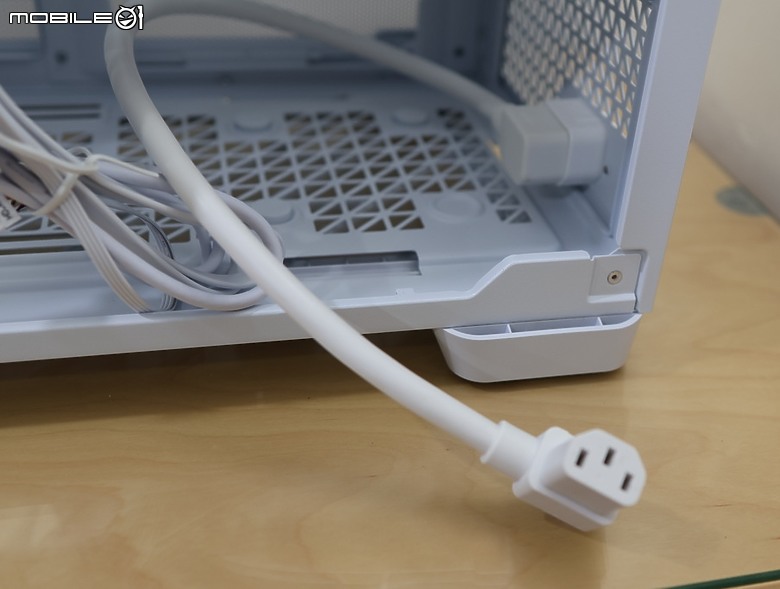 木紋風與金屬的結合 Antec FLUX PRO 開箱