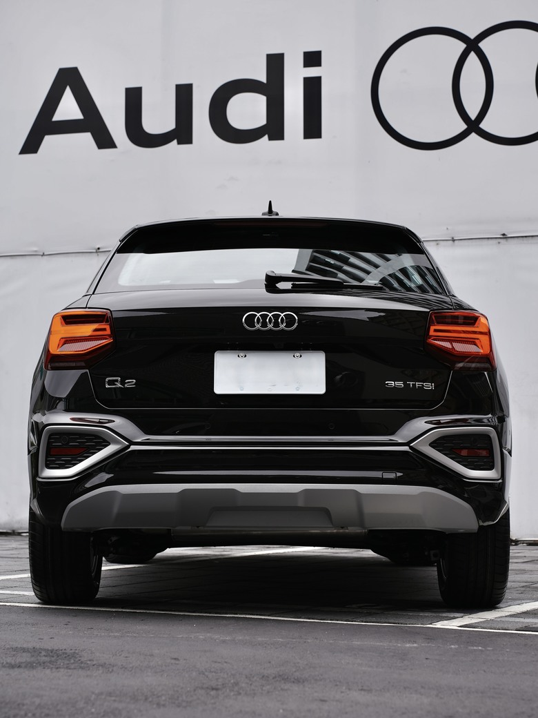 Audi Q2 35 TFSI advanced｜金屬神迷黑 Mythos Black 0E｜交車照分享