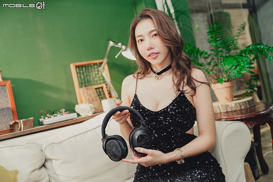 點我看大圖 Razer BARRACUDA X CHROMA Black Edition|炫彩自由切換音樂與遊戲聆聽情境