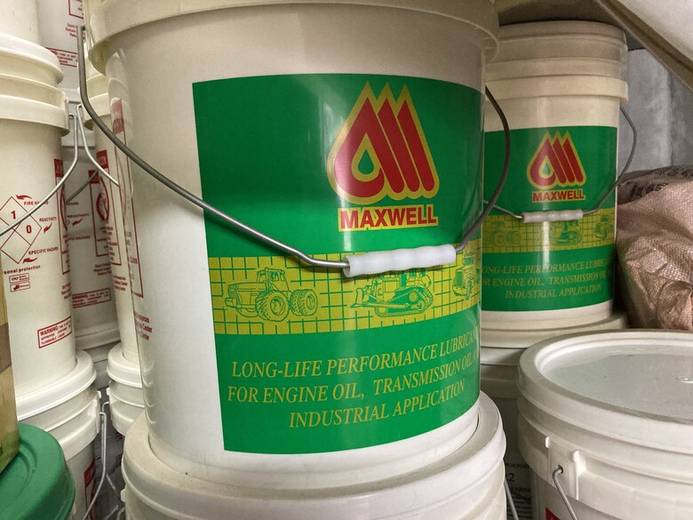 想整理老屋，但有一堆工業用油該怎麼辦？(照片貼上來了)