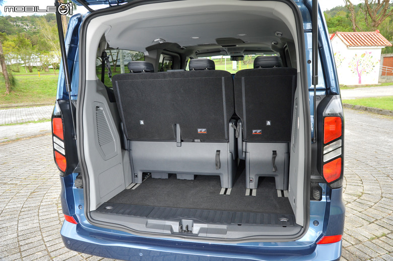 Ford Tourneo Custom 福特旅行家 Bus Titanium 8座試駕｜豐富的座椅機能、超大空間就是好用！