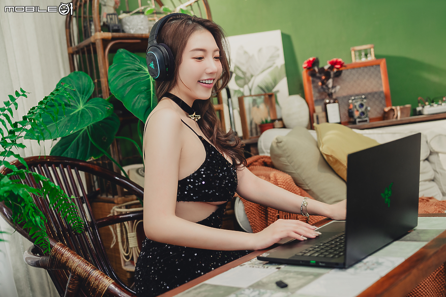 點我看大圖 Razer BARRACUDA X CHROMA Black Edition|炫彩自由切換音樂與遊戲聆聽情境