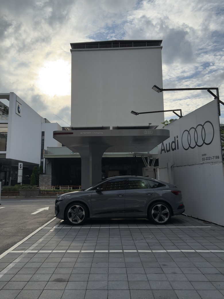 Audi Q4 Sportback e-tron 45 S line Edition One｜礦石灰 Pebble Grey C2｜實車照片分享