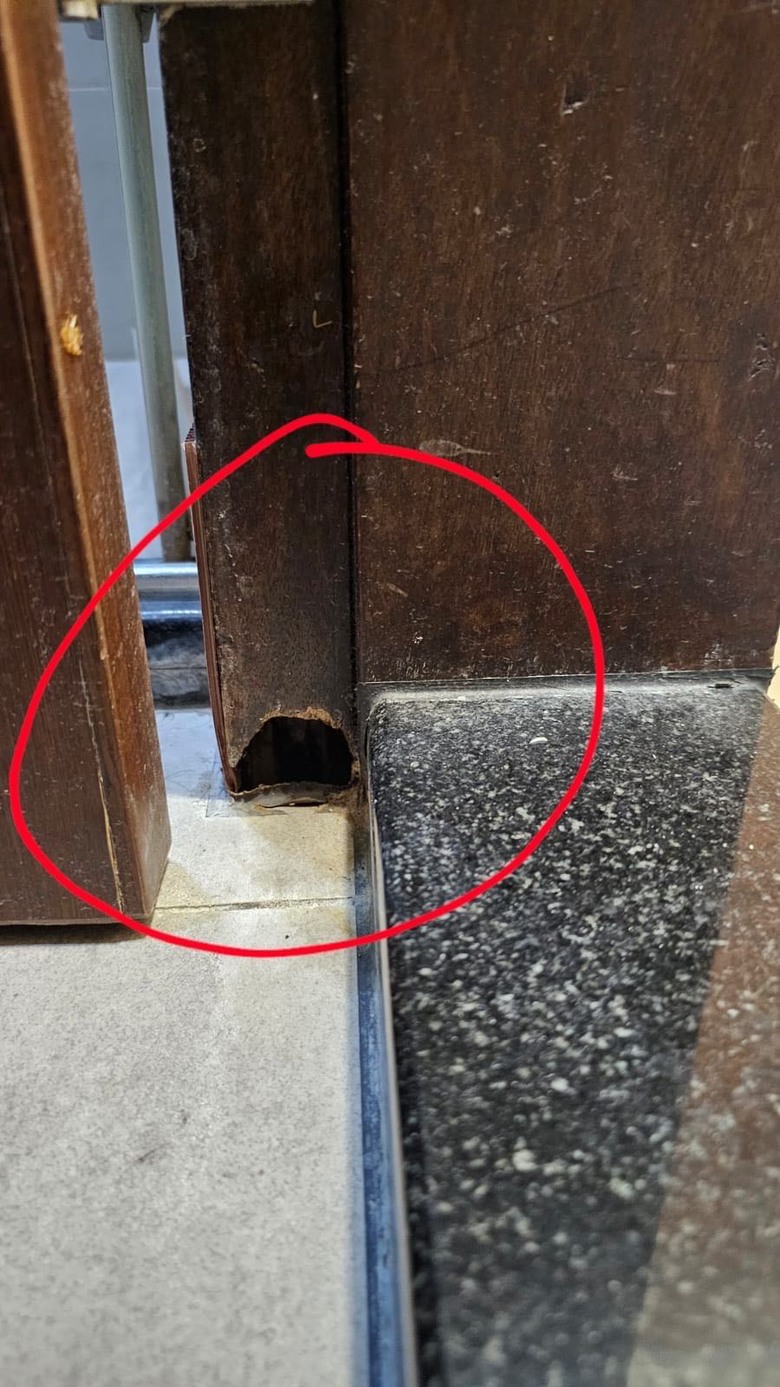 廁所內門框被侵蝕，要怎麼修理？