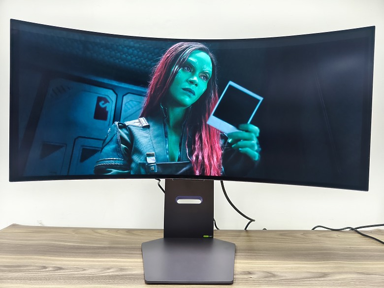 點我看大圖 前所未有的視覺體驗 LG UltraGear 34吋 OLED曲面螢幕開箱