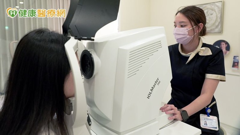 白內障點藥水就能治好？醫：詐騙別誤信了解白內障手術德國新科技