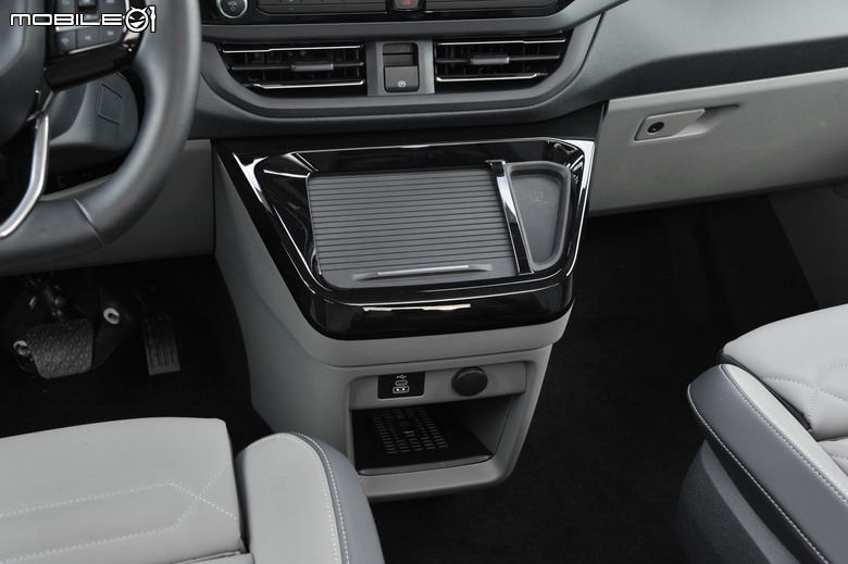 Ford Tourneo Custom 福特旅行家 Bus Titanium 8座試駕｜豐富的座椅機能、超大空間就是好用！