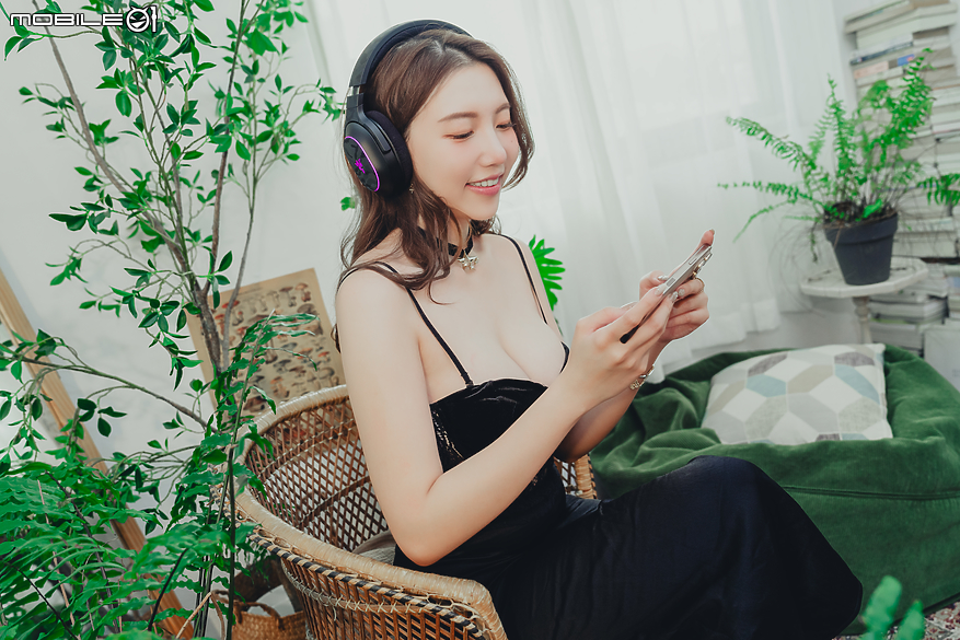 點我看大圖 Razer BARRACUDA X CHROMA Black Edition|炫彩自由切換音樂與遊戲聆聽情境