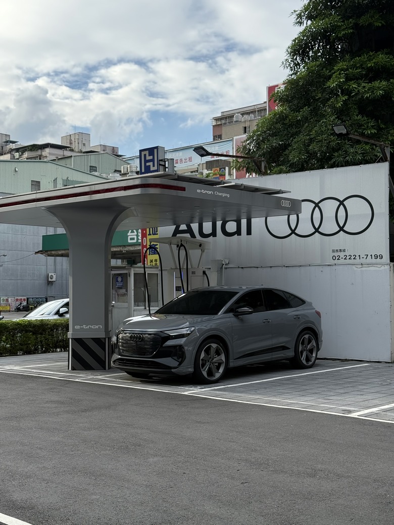 Audi Q4 Sportback e-tron 45 S line Edition One｜礦石灰 Pebble Grey C2｜實車照片分享