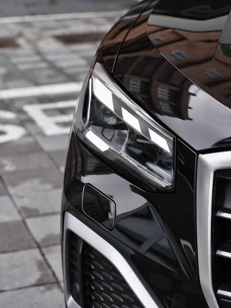 Audi Q2 35 TFSI advanced｜金屬神迷黑 Mythos Black 0E｜交車照分享