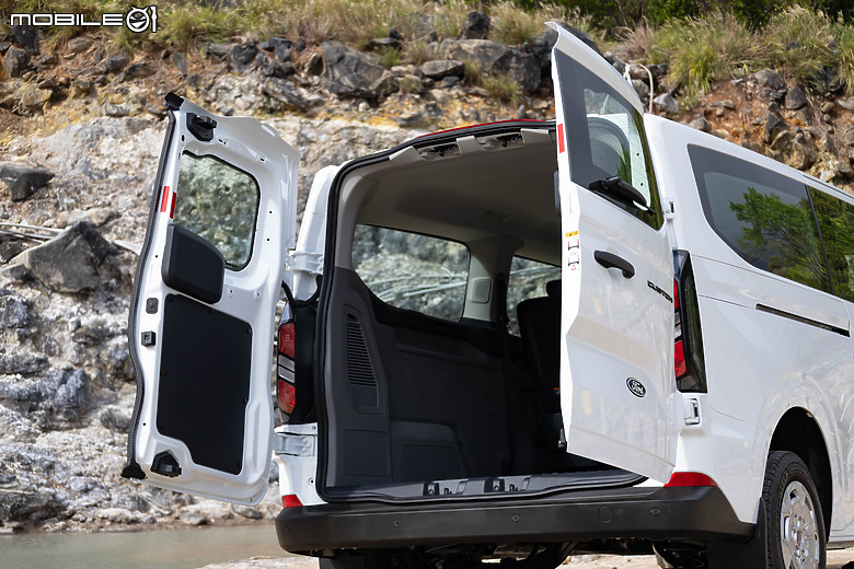 Ford Tourneo Custom 福特旅行家 Kombi Trend 六座試駕|同級少見對開尾門,載人載貨兩相宜!