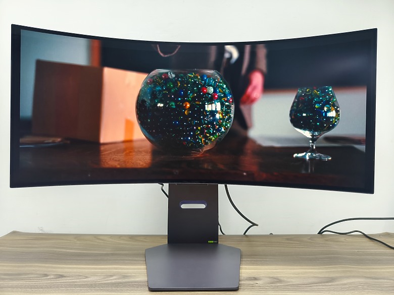 點我看大圖 前所未有的視覺體驗 LG UltraGear 34吋 OLED曲面螢幕開箱