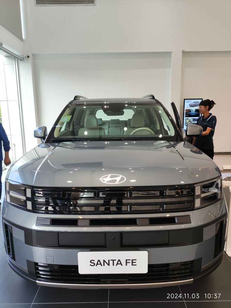 santa fe 藍色跟型錄上的藍差很大，實車藍好看！！