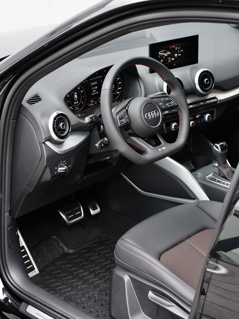 Audi Q2 35 TFSI advanced｜金屬神迷黑 Mythos Black 0E｜交車照分享