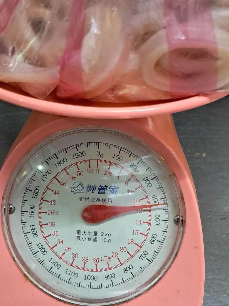 點我看大圖 又見加了保水劑的魷魚圈,還明顯偷斤減兩。 產地:中共國。