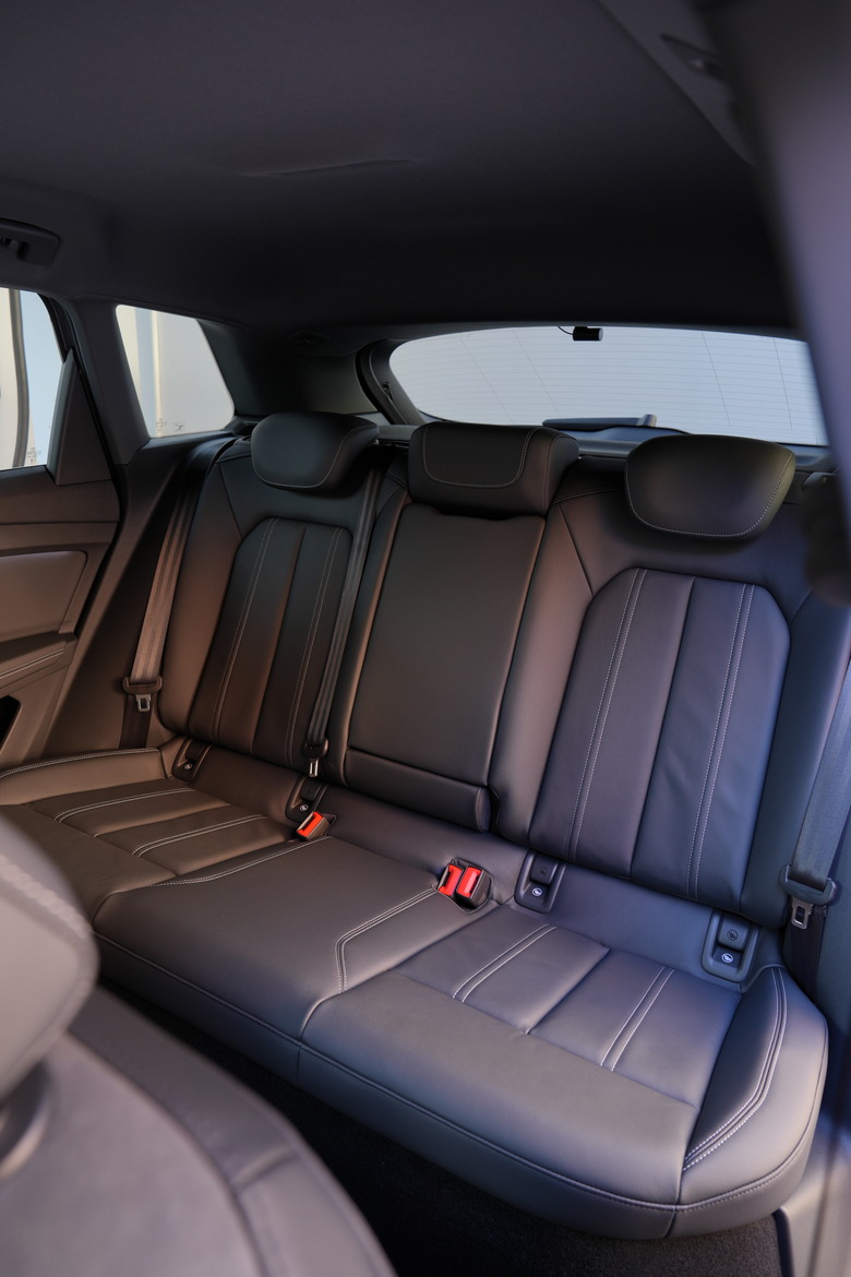 Audi Q4 e-tron 45 advanced｜澄藍啟程，醫者之心｜交車照片分享