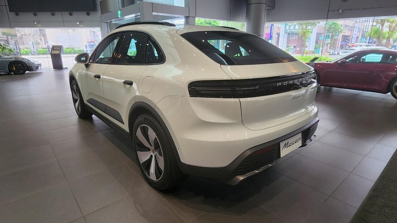 在高雄展間遇見Macan EV