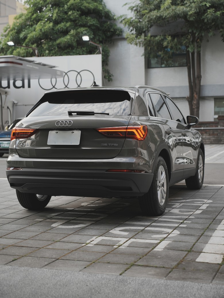Audi Q3 35 TFSI｜金屬克洛諾斯灰 Chronos Grey Z7｜交車照分享