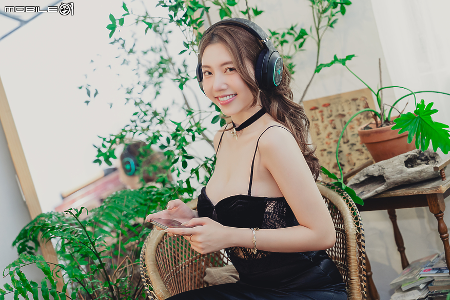 點我看大圖 Razer BARRACUDA X CHROMA Black Edition|炫彩自由切換音樂與遊戲聆聽情境