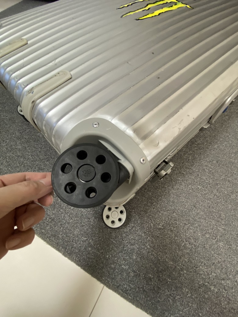 rimowa 輪子+輪子底座,自己更換,不專業分享。