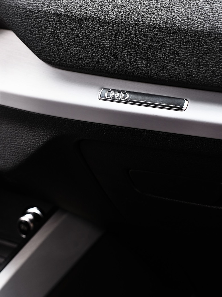 Audi Q2 35 TFSI advanced｜金屬神迷黑 Mythos Black 0E｜交車照分享