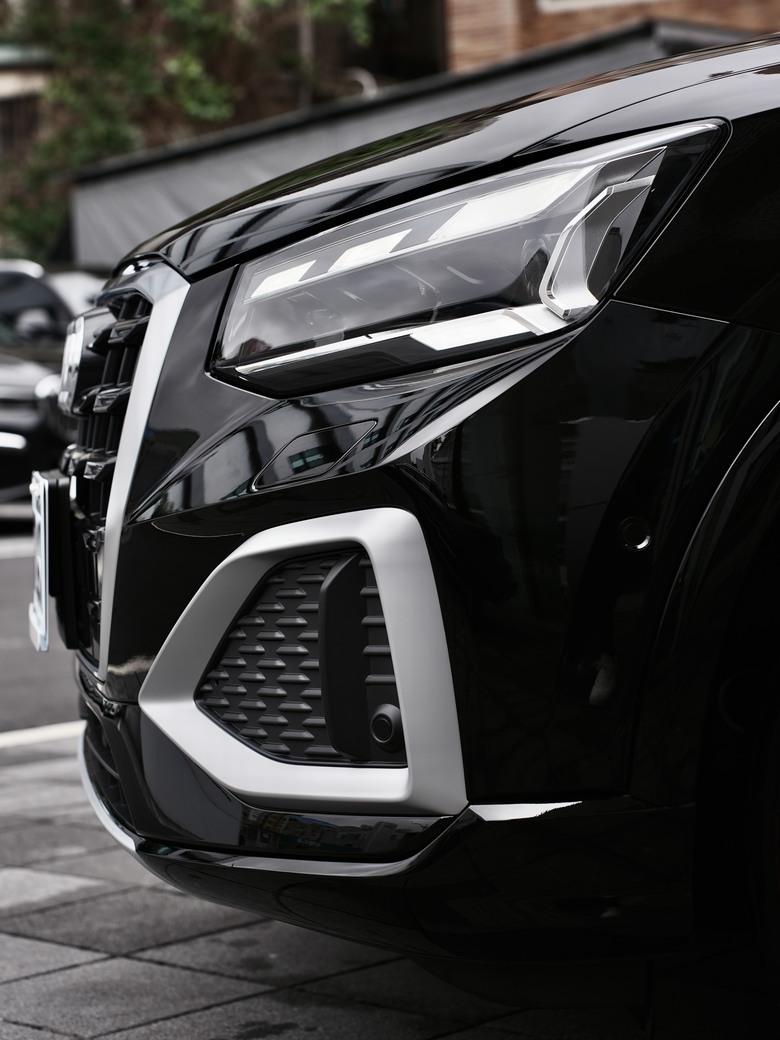 Audi Q2 35 TFSI advanced｜金屬神迷黑 Mythos Black 0E｜交車照分享